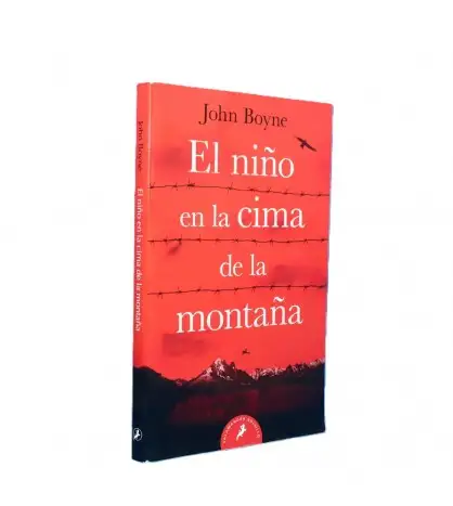 El niño en la cima de la montaña